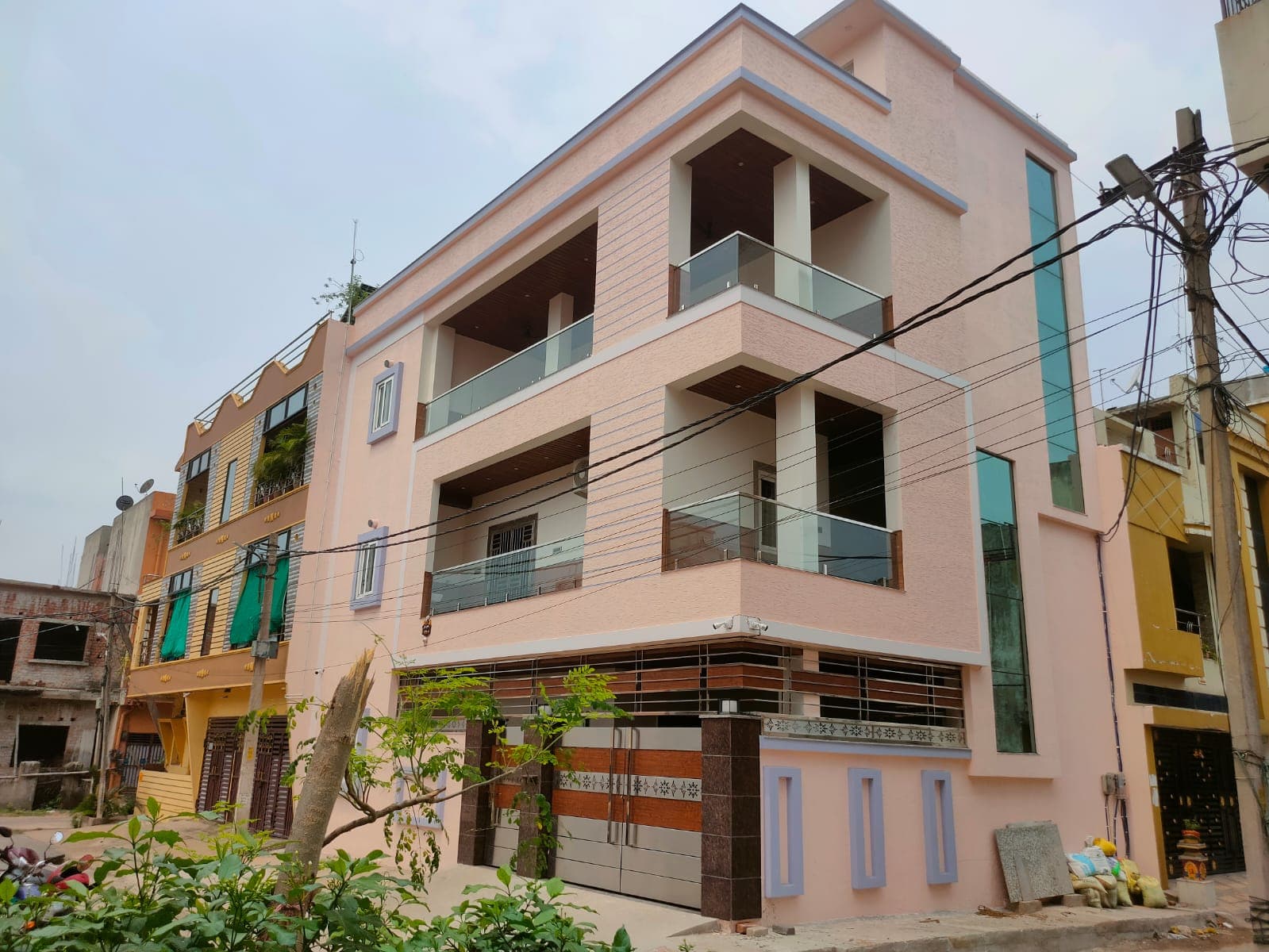 Multi-column structural frame layout and steel reinforcement